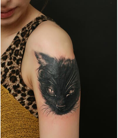 美女手臂时尚好看的黑猫纹身图案  图片