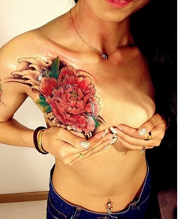 性感女性胸部好看的彩色牡丹纹身图案图片