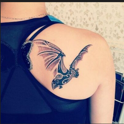 女孩子肩部精美好看的图腾蝙蝠纹身图图片
