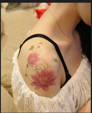 时尚女性肩部漂亮好看的花朵纹身图案图片