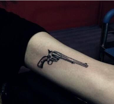 女生手臂一款好看的小手枪纹身图案  图片