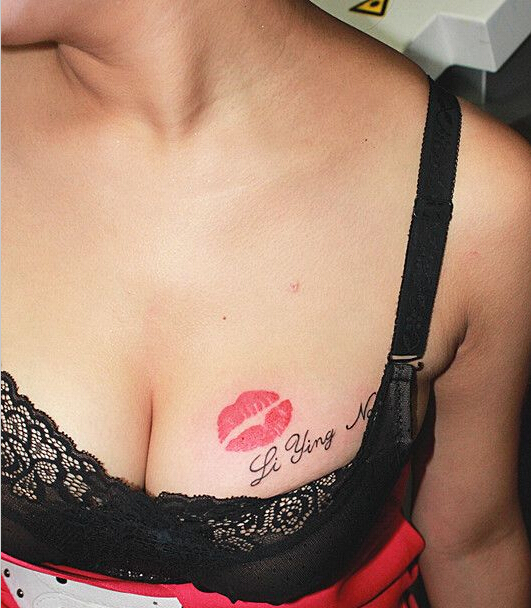 时尚性感女性胸部好看的唇印纹身图案图片