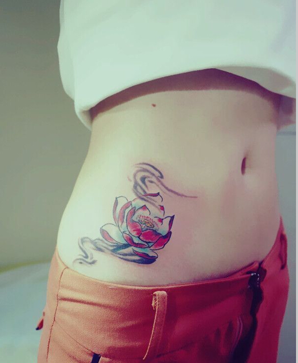 女人腹部诱惑好看的荷花纹身图案  图片