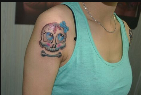 女孩子肩膀处可爱好看的小骷髅纹身图图片