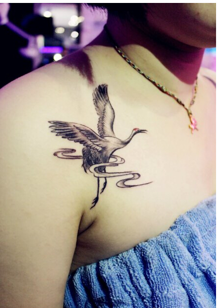 女性肩部唯美好看的仙鹤纹身图案 图片