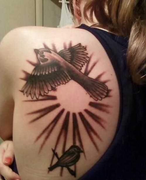 女孩肩部唯美可爱的两只小鸟的纹身图图片