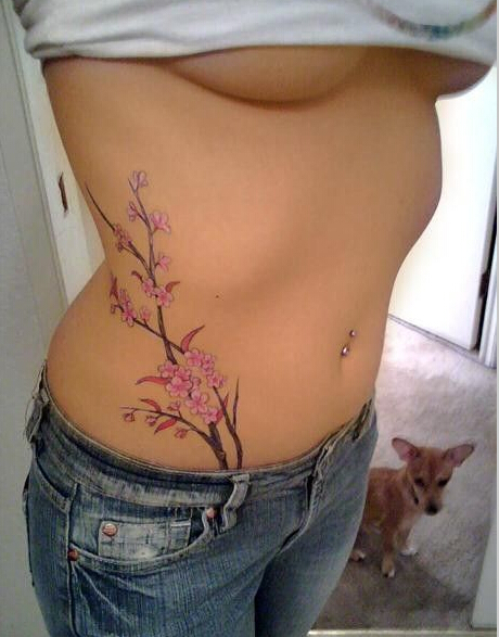 性感女性腰间一枝唯美好看的樱花纹身图片