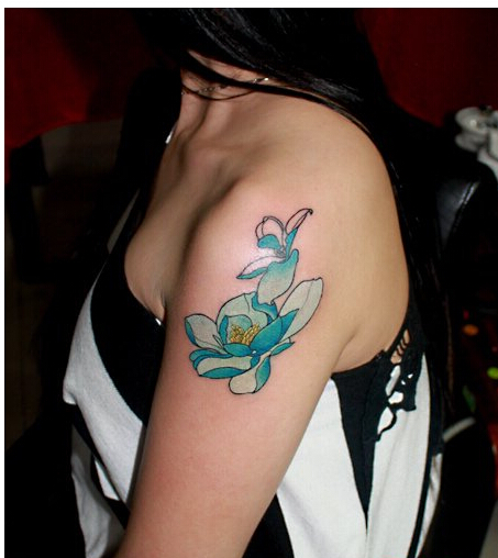 美女手臂淡雅漂亮的莲花纹身图案  图片