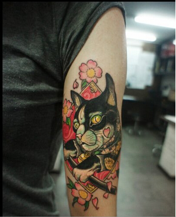 手臂上唯美好看的彩色猫咪玫花纹身图图片