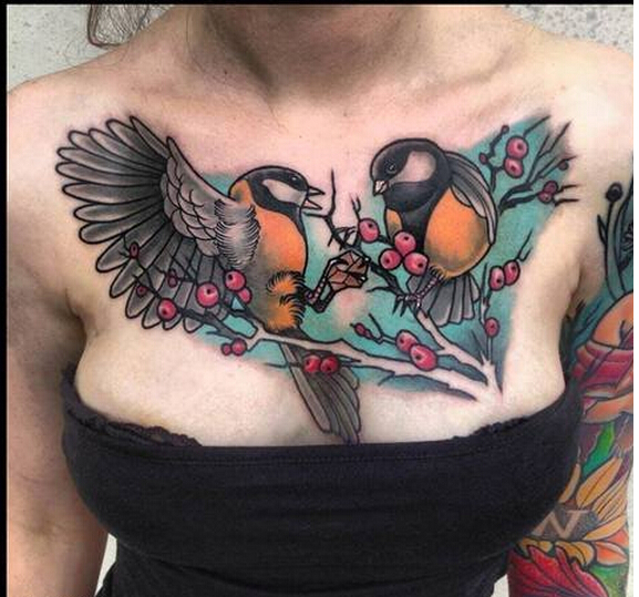 女性胸口经典时尚好看的彩色鸟纹身图图片
