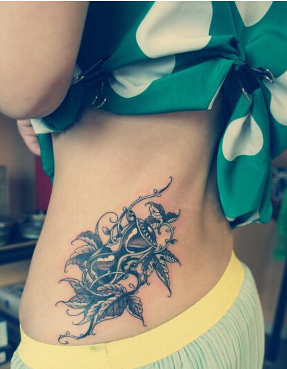 时尚女性侧腰唯美好看的沙漏纹身图案图片