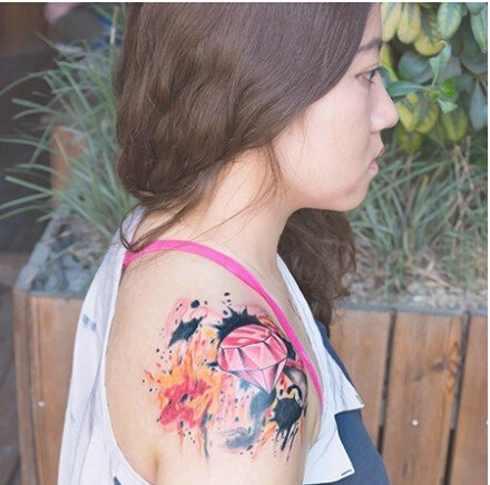 美女肩膀漂亮好看的泼墨钻石纹身图案图片