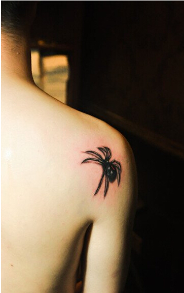 个性男性后肩背立体蜘蛛纹身图案图片