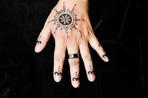 个性时尚的手部虎口手指图腾纹身图片图片