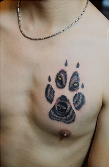 个性男性胸口时尚好看的掌印狼头纹身图片