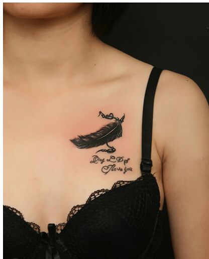 性感女性胸口漂亮好看的羽毛文字纹身图片