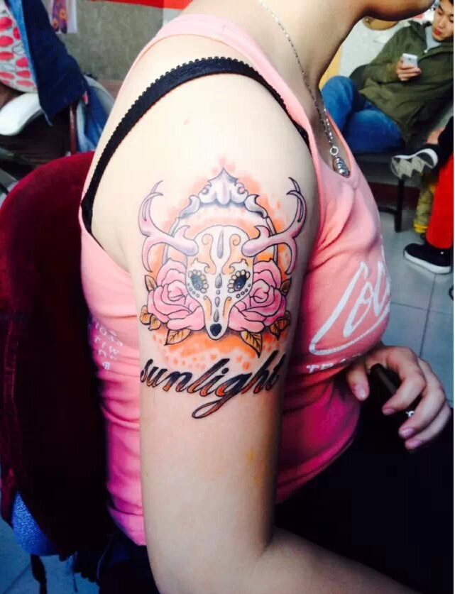 个性女性大臂上非常好看的藏羚羊英文图片