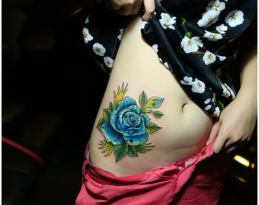 女性腹部漂亮好看的玫瑰花纹身图案图片