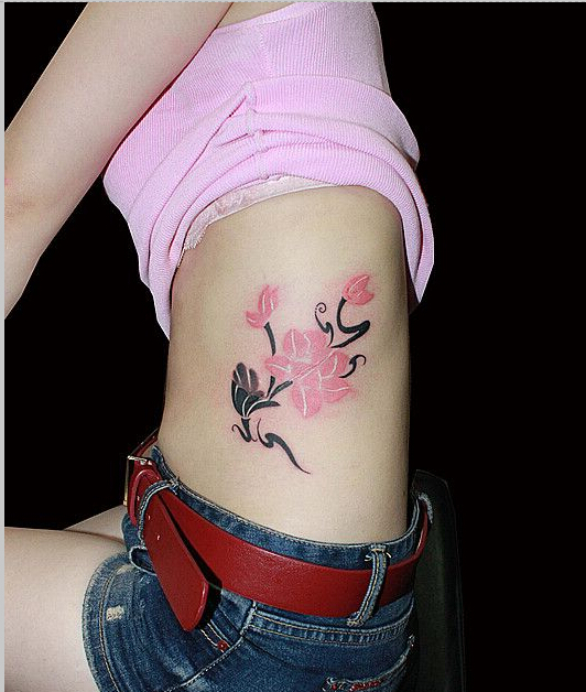 时尚女性腰部漂亮好看的花纹身图片图片