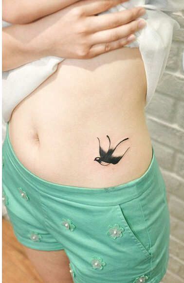 女孩子腹部好看的小清新燕子纹身图片图片