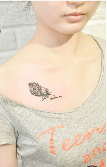 女孩子胸部精美时尚好看的羽毛纹身图图片