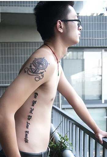 帅哥手臂时尚好看的船锚加侧腰字母纹图片