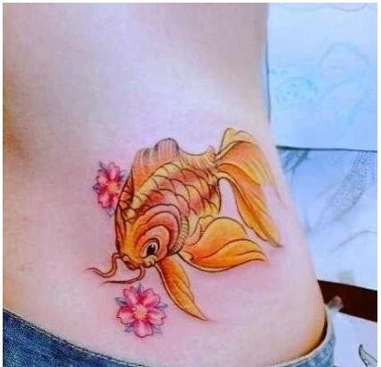 女人腰部精美时尚好看的彩色金鱼纹身图片