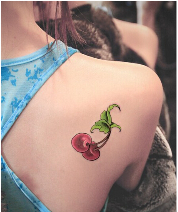 女性肩背漂亮好看的樱桃纹身图案图片