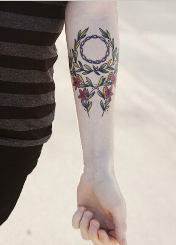 手臂上漂亮时尚好看的小树叶纹身图案图片