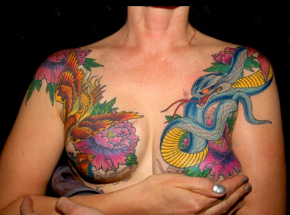 性感美女胸口个性蛇纹身图案图片