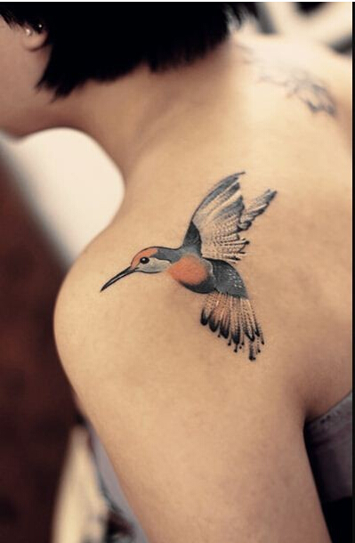 女人肩背时尚好看的小蜂鸟纹身图片图片