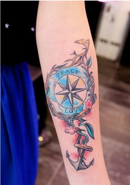 女性手臂经典时尚的彩色指南针船锚纹图片