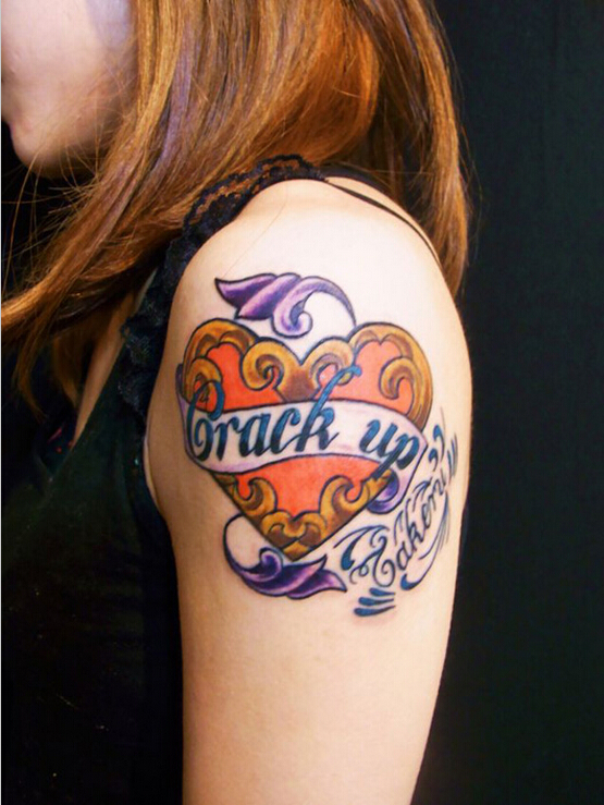 女孩手臂上唯美好看的丝带心形纹身图图片