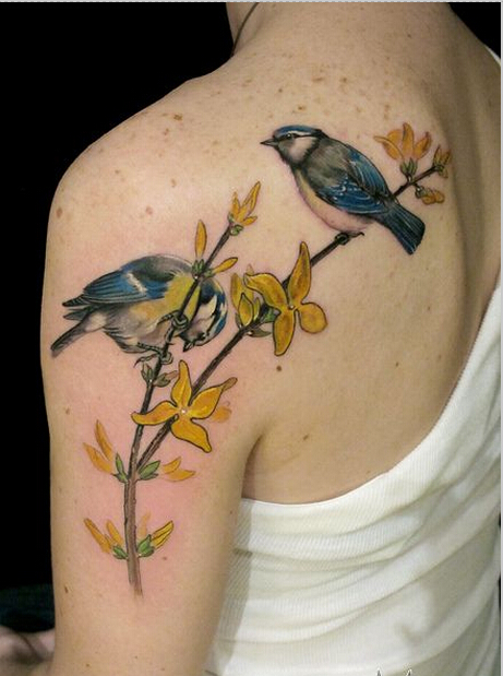 肩部上干净生动时尚好看的花鸟纹身图图片