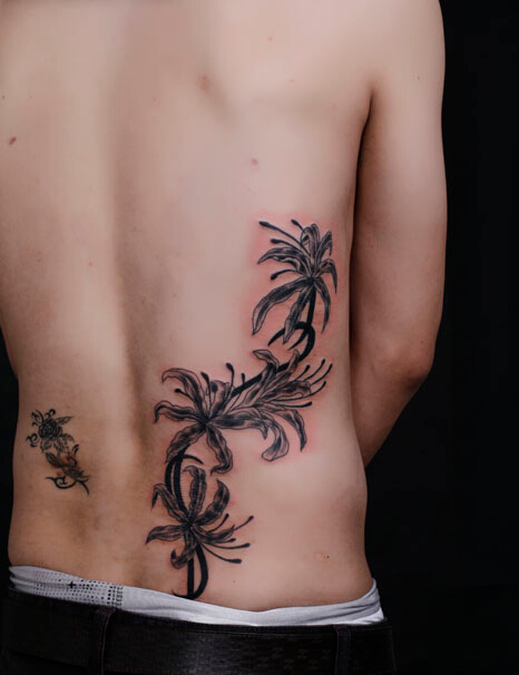 个性腰部精美好看的彼岸花纹身图案图片