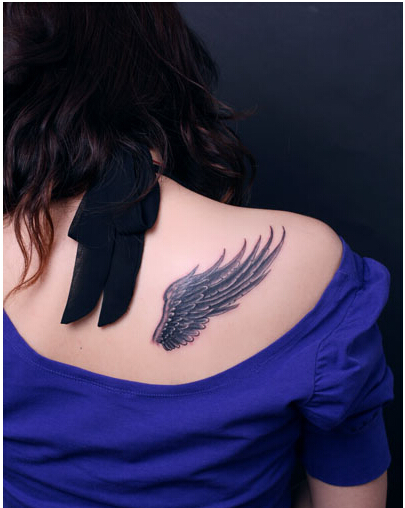 美女肩背时尚好看的翅膀纹身图案图片