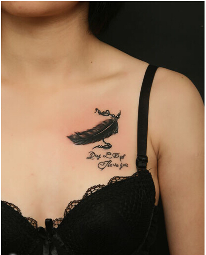 性感女性胸口好看的羽毛文字纹身图案图片