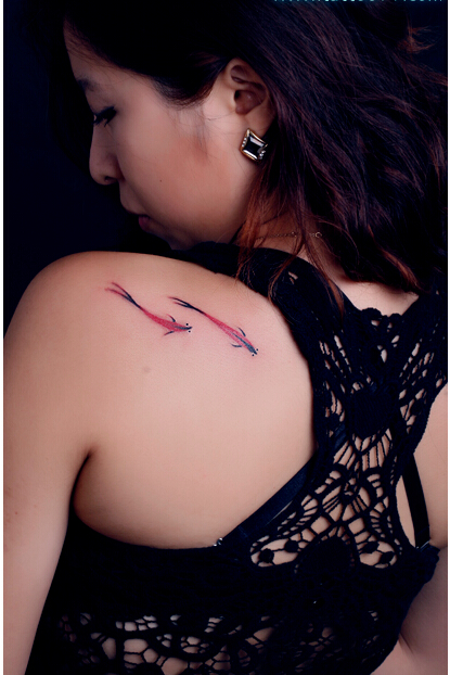 漂亮美女肩背精美好看的水墨鱼纹身图图片
