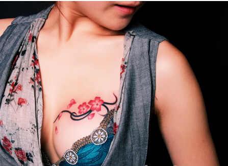 美女胸部漂亮好看的樱花纹身图案图片