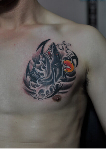 个性男性胸部时尚好看的鲨鱼纹身图案图片