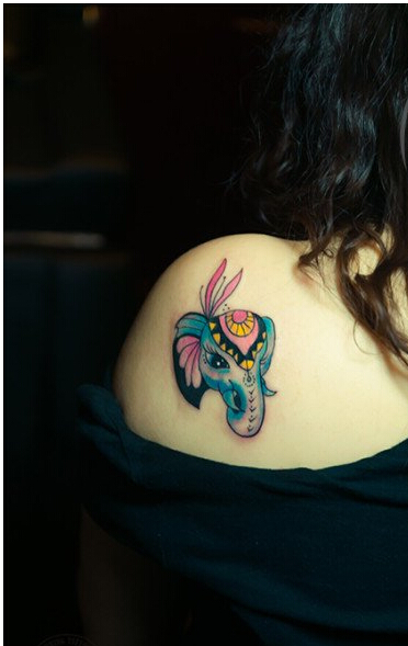 时尚女性后肩部超可爱好看的小象纹身图片