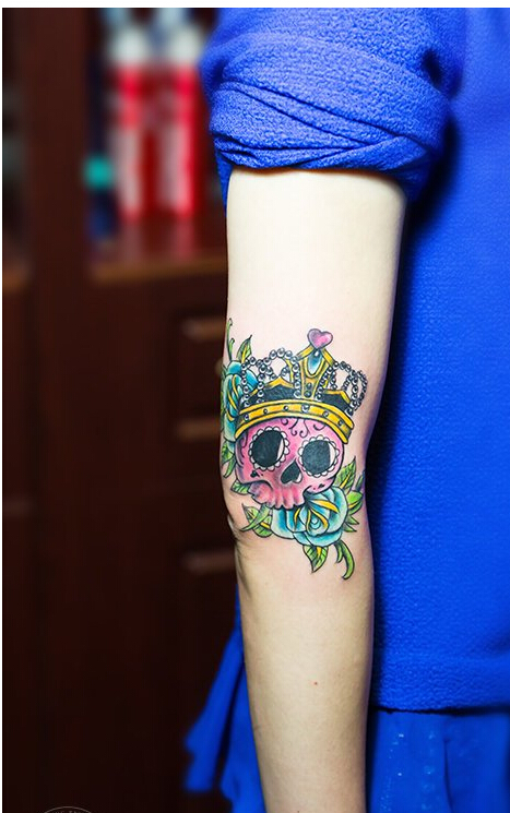 个性手臂时尚好看的骷髅皇冠玫瑰花纹图片