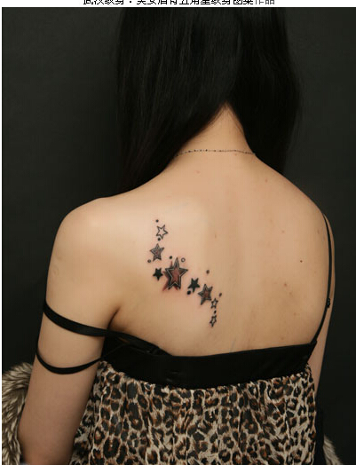 美女肩背漂亮时尚好看的五角星纹身图图片