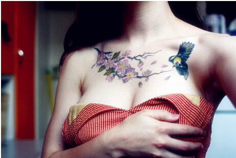 性感女性胸部唯美好看的花鸟刺青图案图片