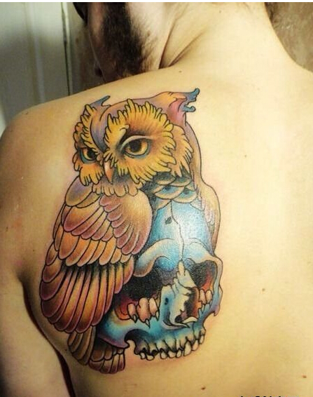 女生肩背时尚好看的猫头鹰纹身图案图片