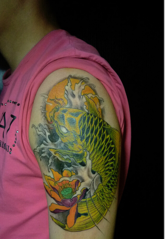 个性时尚手臂唯美好看的彩色鲤鱼纹身图片