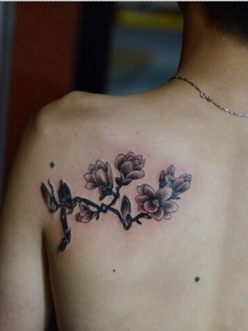 肩背上精美好看的黑灰色兰花纹身图案图片