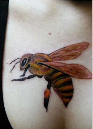 女人胸部漂亮好看的蜜蜂纹身图案图片