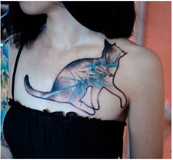 美女胸部一只调皮好看的猫纹身图片图片