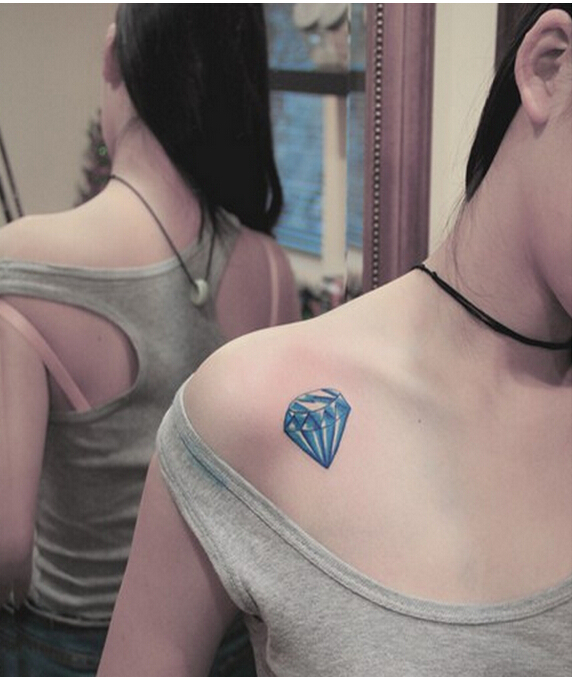 美女肩部漂亮好看的彩色钻石纹身图案图片